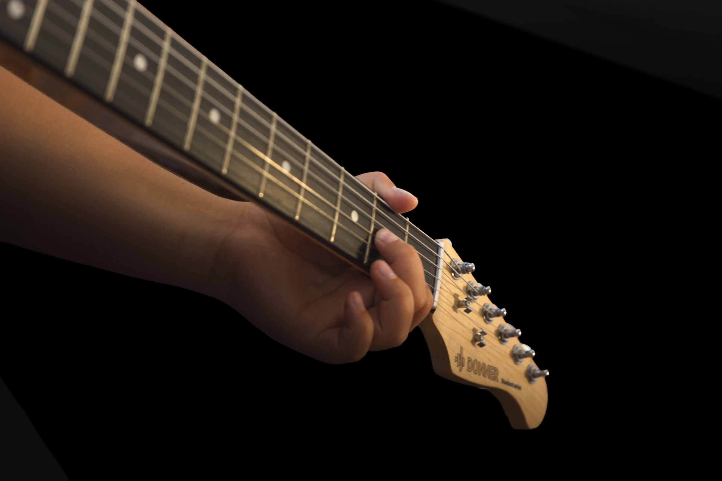 Chitarra elettrica, dettaglio della mano sul manico